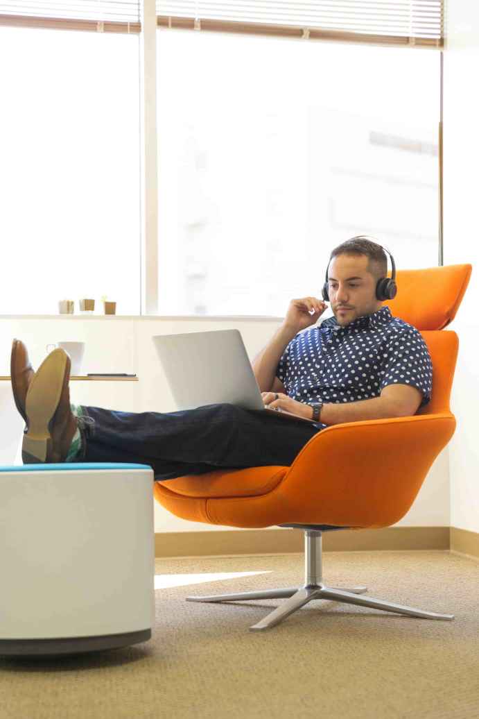 Homem sentado e trabalhando em um notebook dentro da Magma Digital em soluções para o Microsoft AX Dynamics 2012